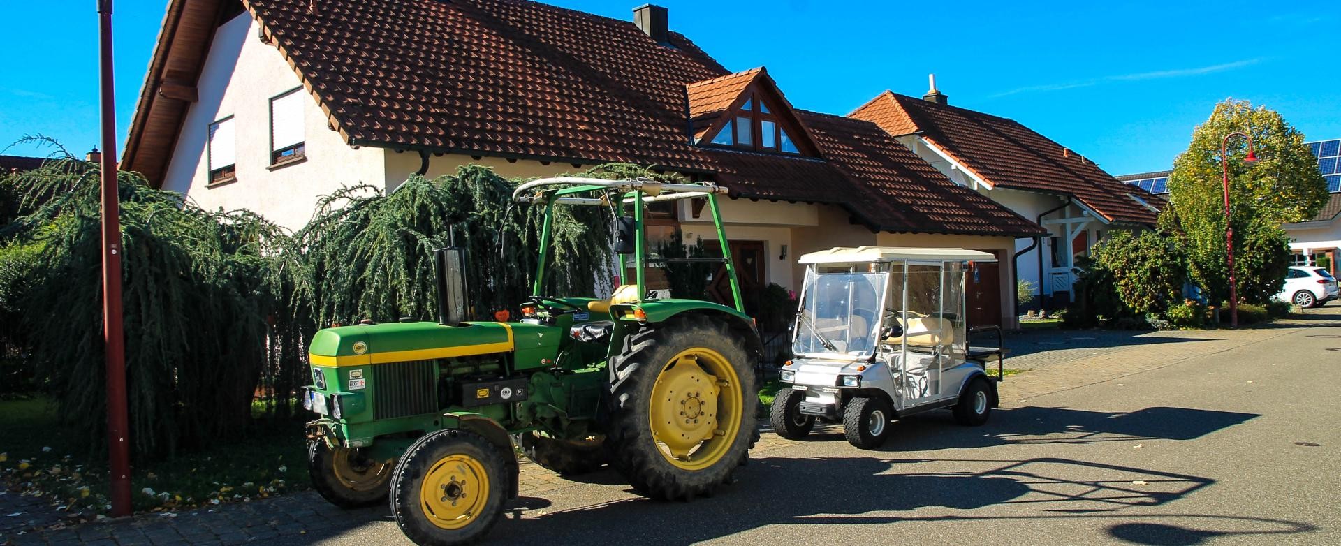 Traktor und Golfcart in einer Ruster Straße