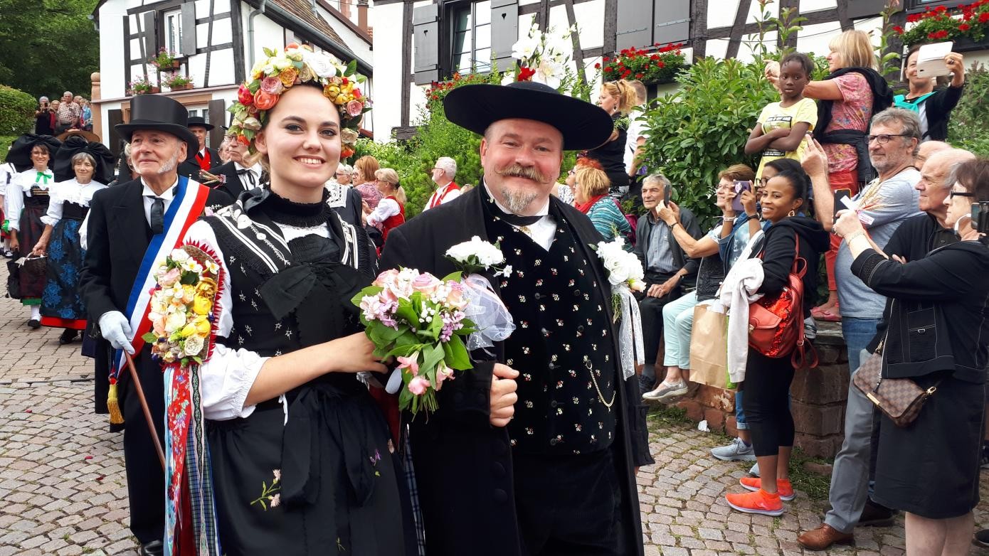 Ami Fritz und Susel führen in traditioneller elsässischer Tracht einen Folkloreumzug an