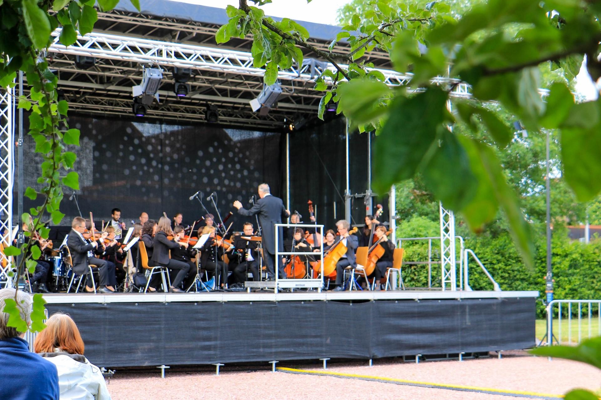 Blick vom Klosgarten auf die Bühne mit dem Ensemble