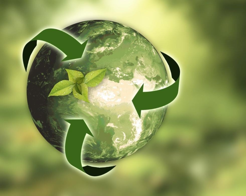 Grüne Erdkugel, aus der ein Pflänzchen sprießt und um die drei grüne Pfeile laufen Grüne Erdkugel, aus der ein Pflänzchen sprießt und um die drei grüne Pfeile laufen