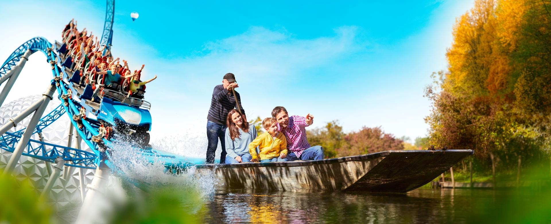 Zusammengefügtes Bild, links fährt eine Wasserachterbahn in die Mitte des Bildes zu, rechts kommt ein Stocherkahn mit einer Familie und einem Bootsfahrer aus den Schienen.