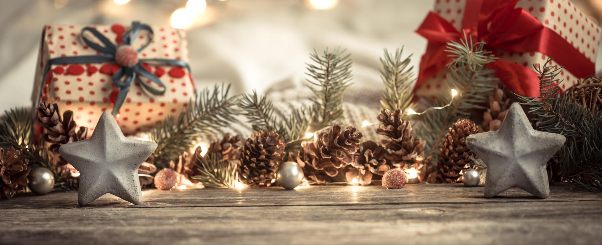 ©<a href="https://de.freepik.com/fotos-kostenlos/komposition-mit-weihnachtsdekoration-im-innenraum_10517957.htm#query=Weihnachten%20Geschenk&position=27&from_view=search&track=ais&uuid=4bab8a68-5bc1-40cf-a5b8-4f7eb194be5c">Bild von pvproductions</a> auf Freepik Geschenke mit Lichterkette