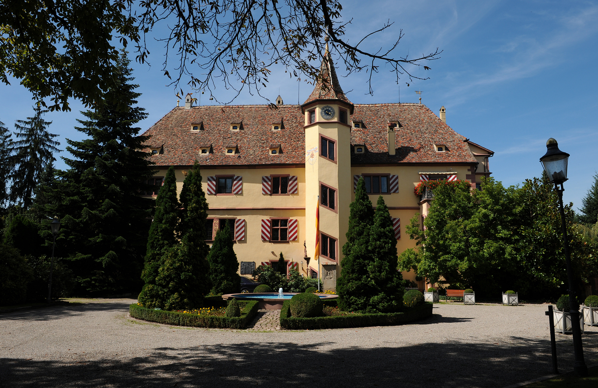 Schloss Balthasar Das historische Schloss Balthasar mit Hof und Bepflanzung