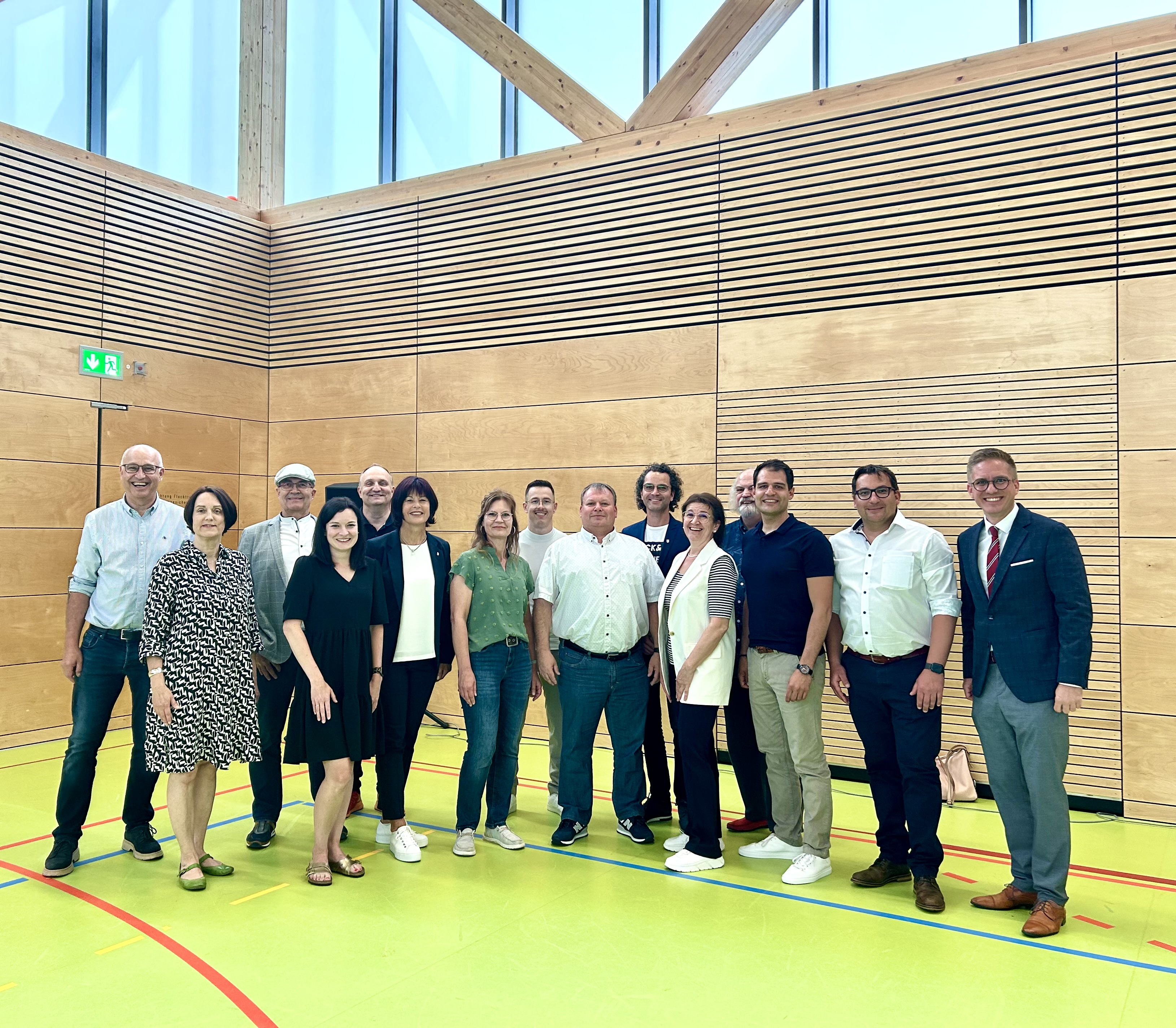 Gruppenfoto des am 9. Juni 2024 neu gewählten Gemeinderates mit dem Bürgermeister in der Rheingießenhalle